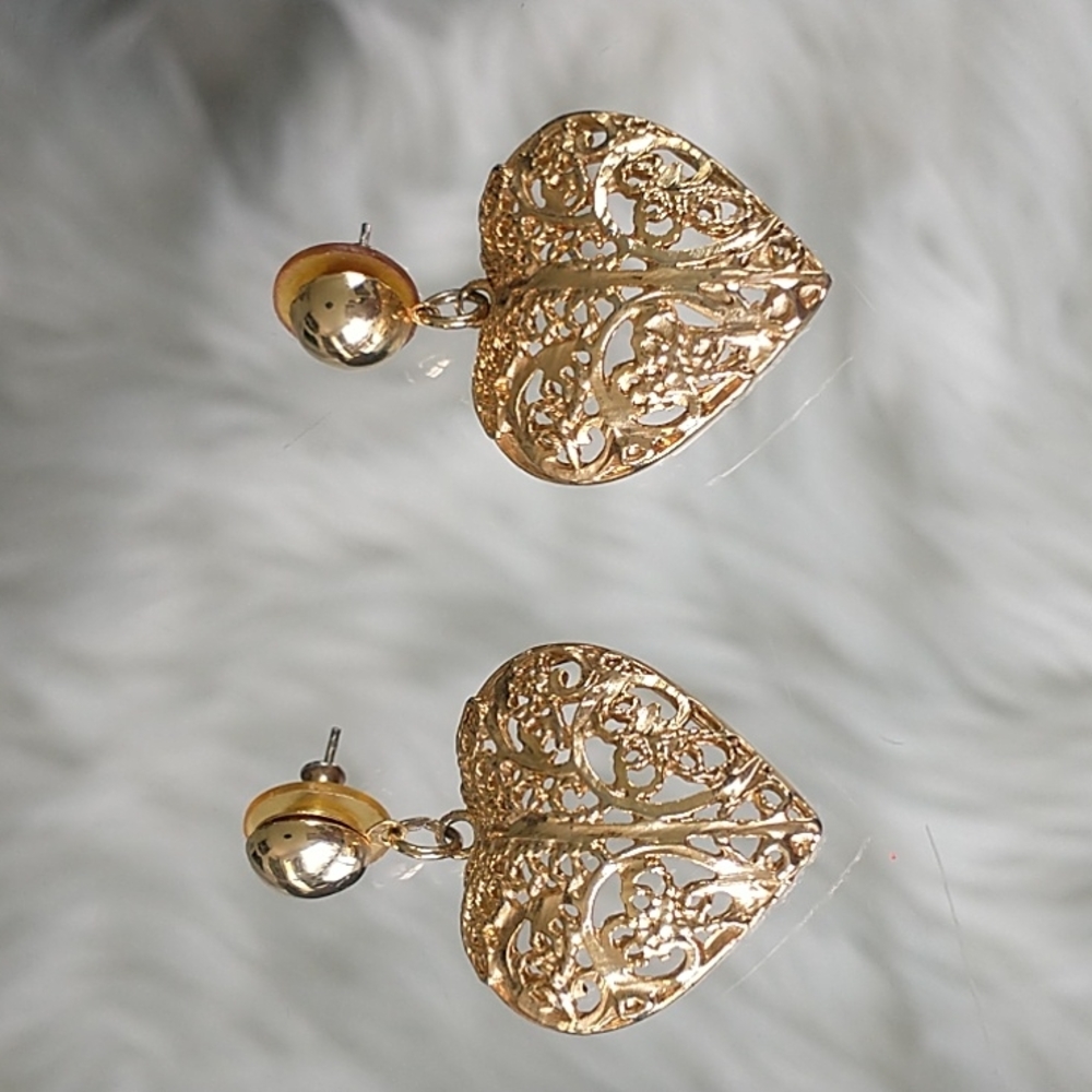 Vintage gold tone metal filigree heart dangling earrings